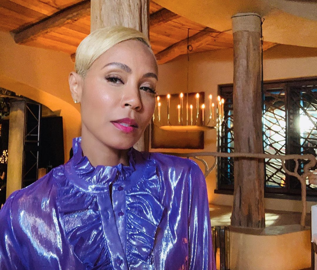 Jada's selfie reveals a glimpse of the earthy decor in their LA mansion. Image: Instagram/@jadapinkettsmith